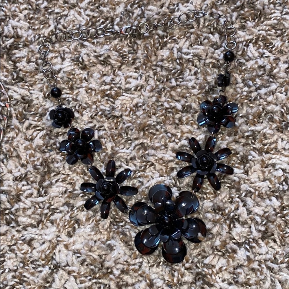 Flower necklaces - Picture 5 of 5